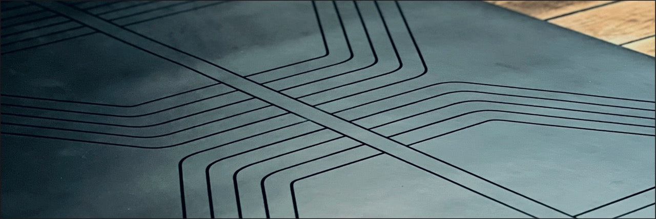 アライメントの芸術：英国デザインと現代ヨガの精神の融合